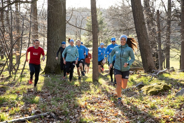 Team Nordic Trail löpare i skogen