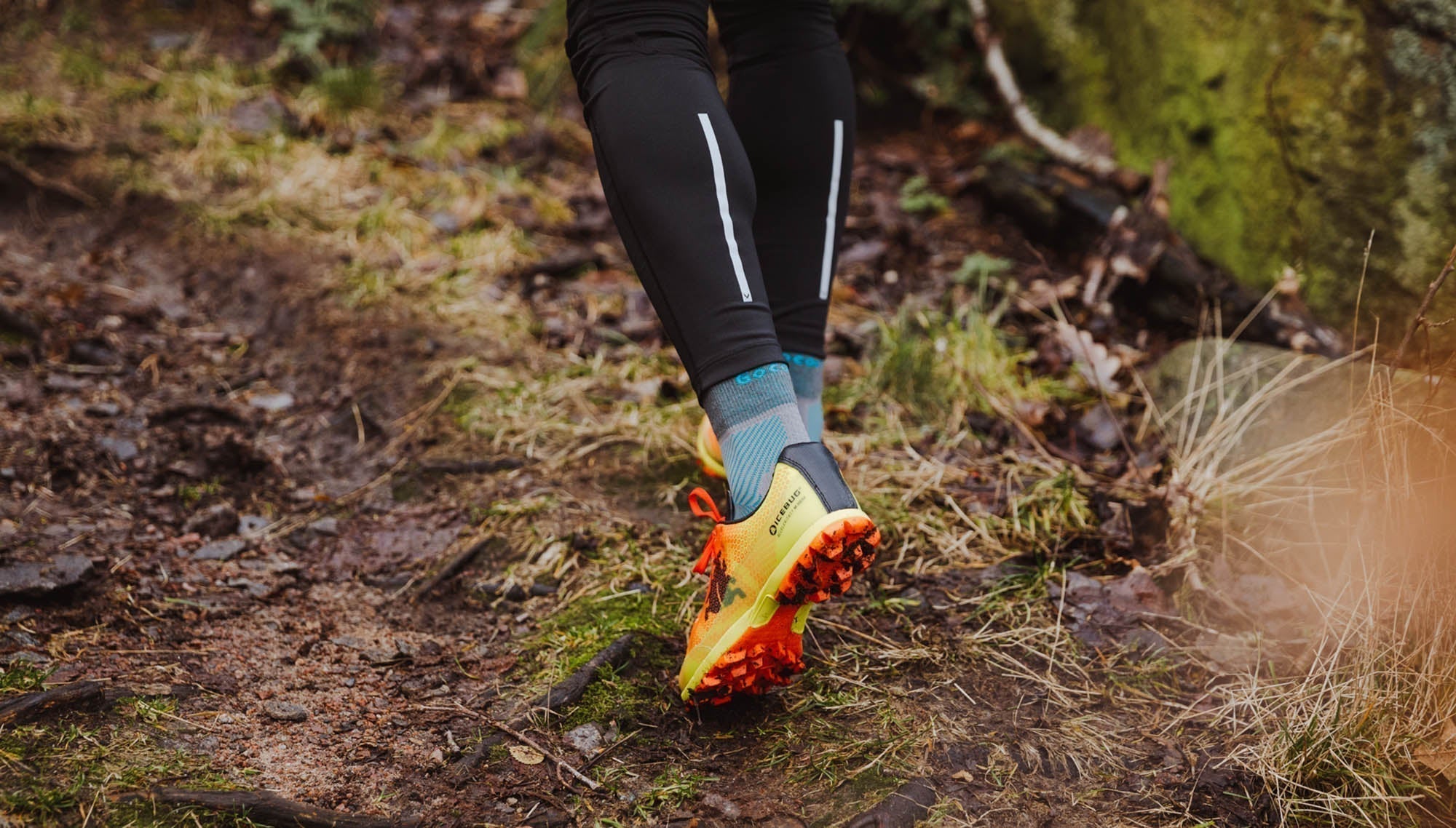 Löpare som springer på stig med trail running skor och gococos trail running strumpor