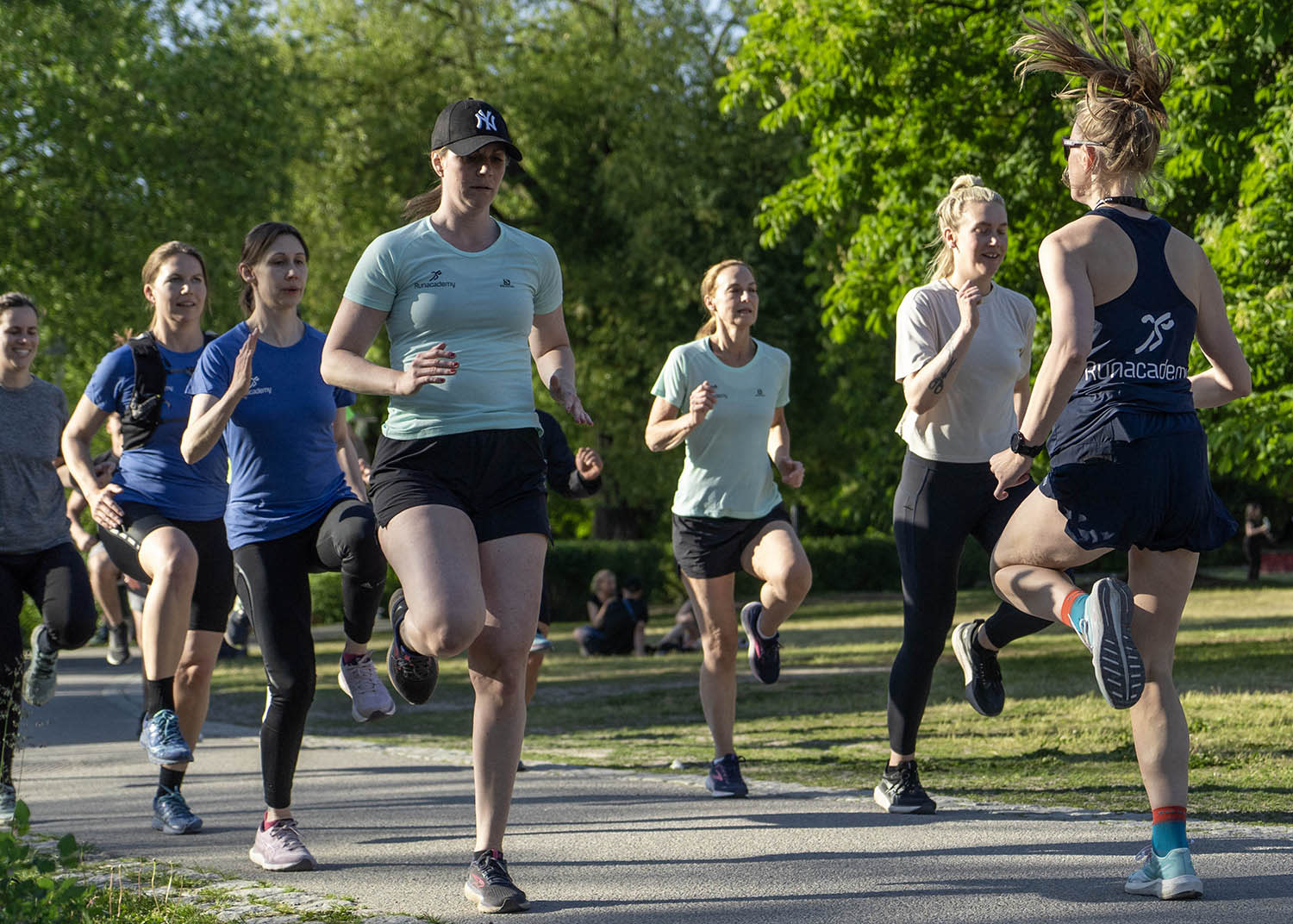 Runacademylöpare som tränar i grupp