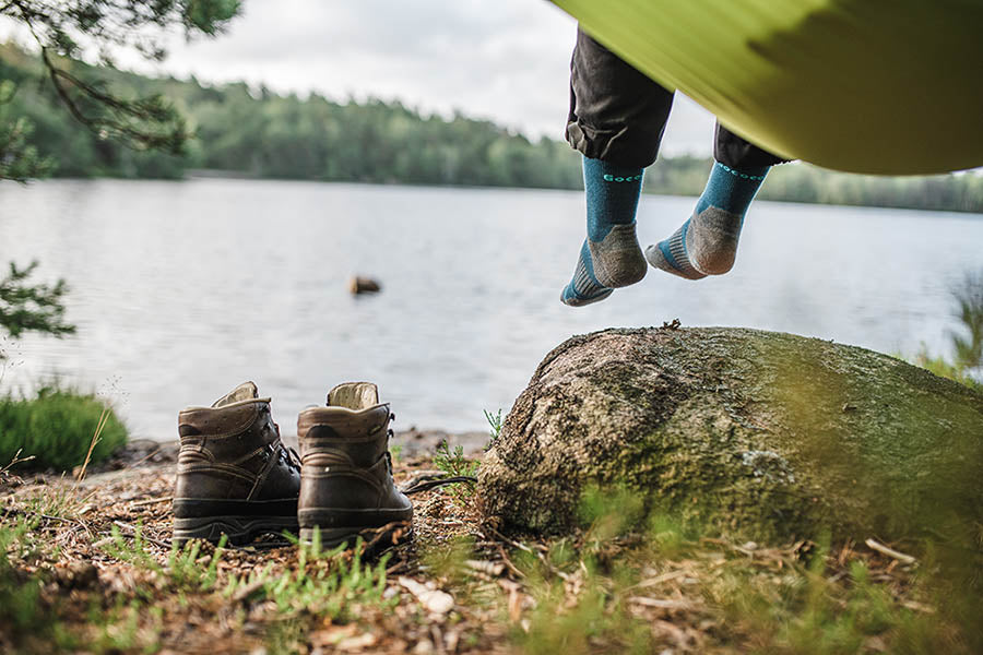 Gococo ullstrumpor på fötter på person som sitter i naturen