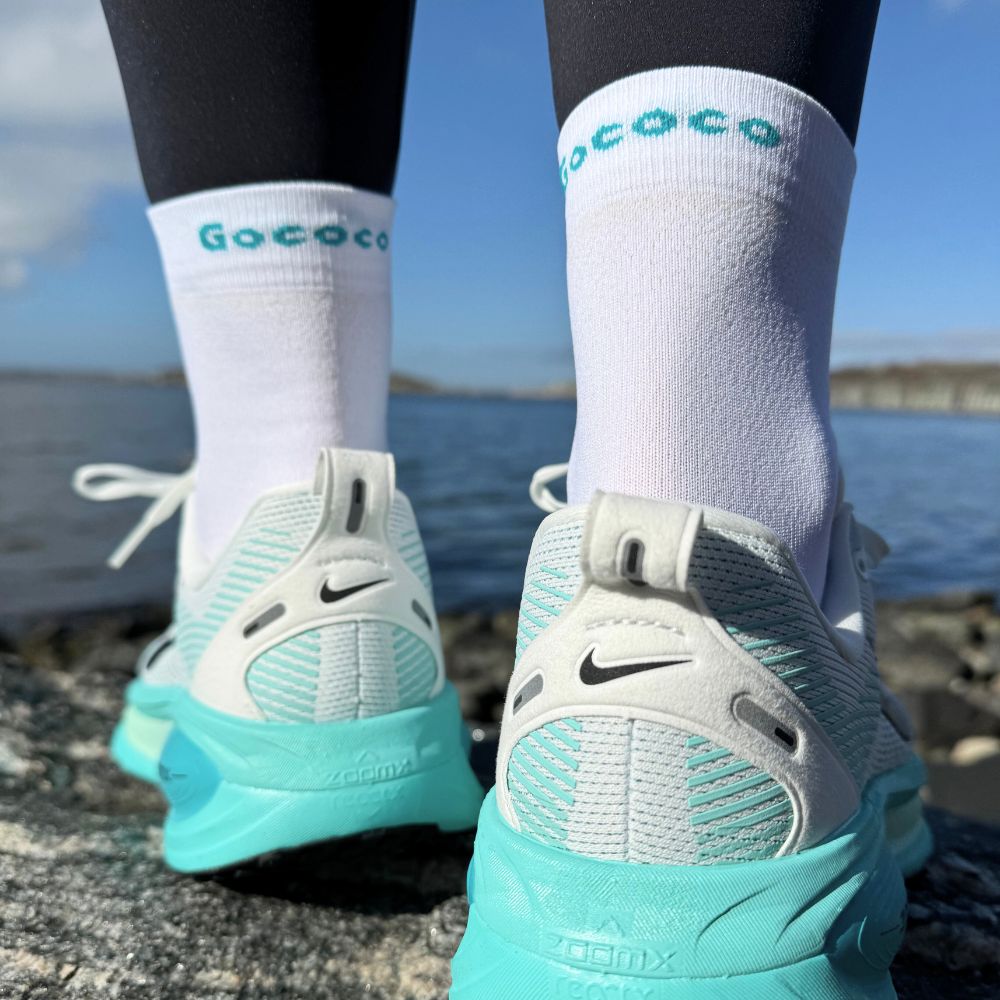 Fötter med vita löparstrumpor från gococo