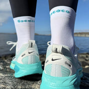 Fötter med vita löparstrumpor från gococo