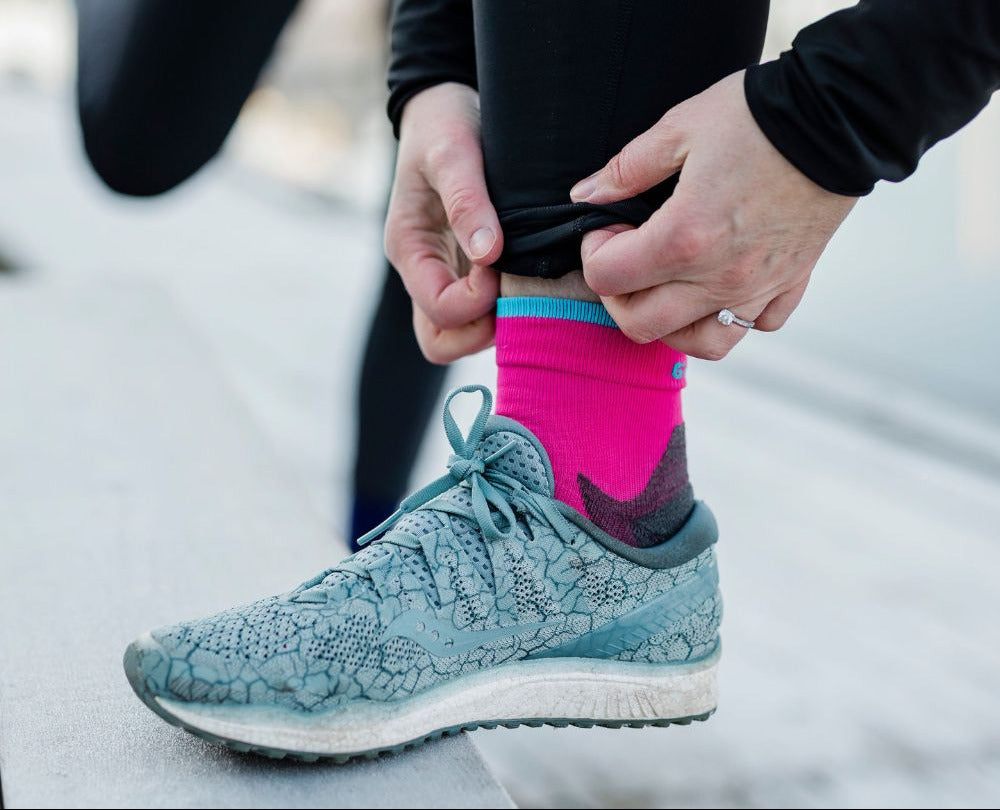 Kvinna tar på sig gococo löparstrumpor