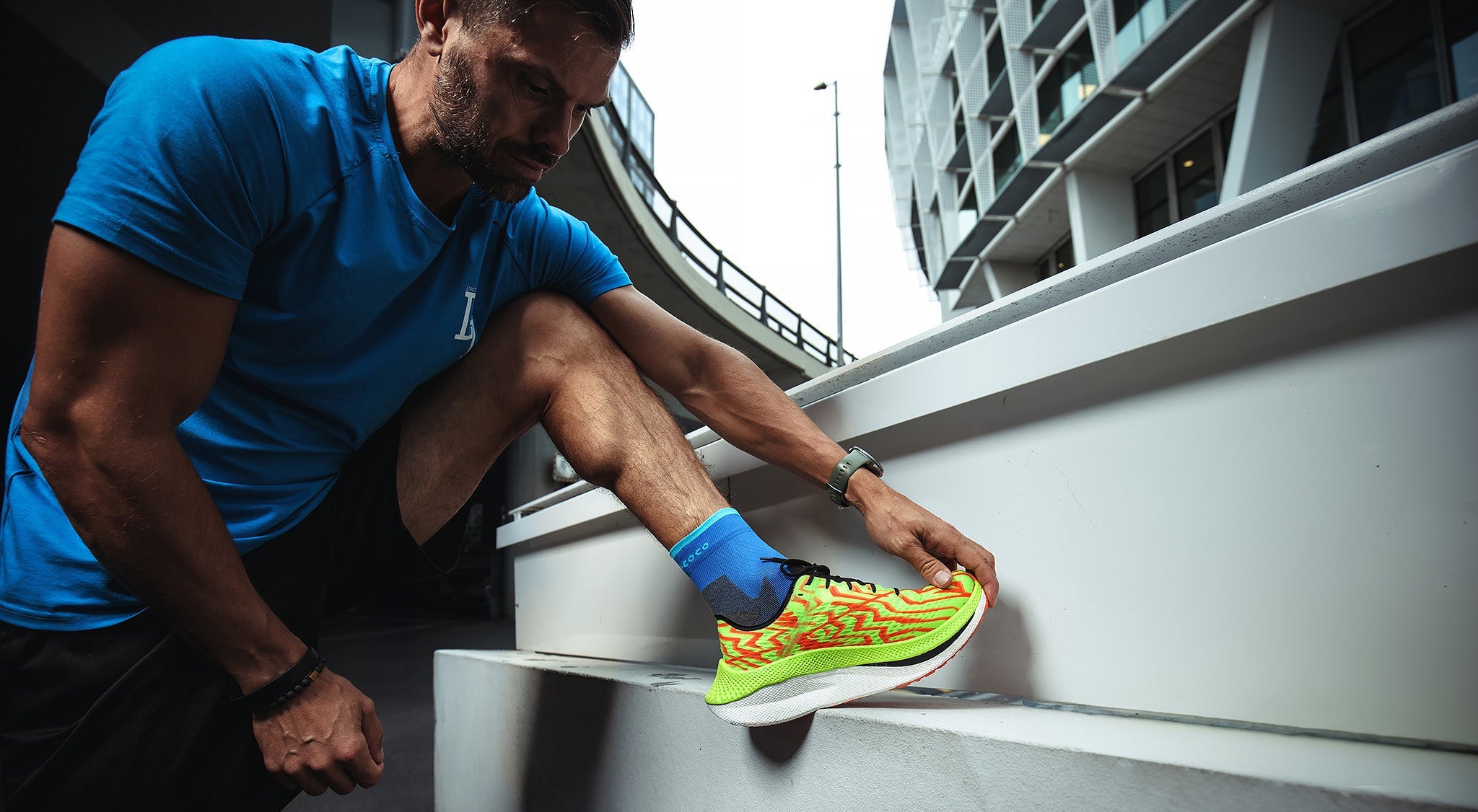 Man i Gococo strumpor och löparskor