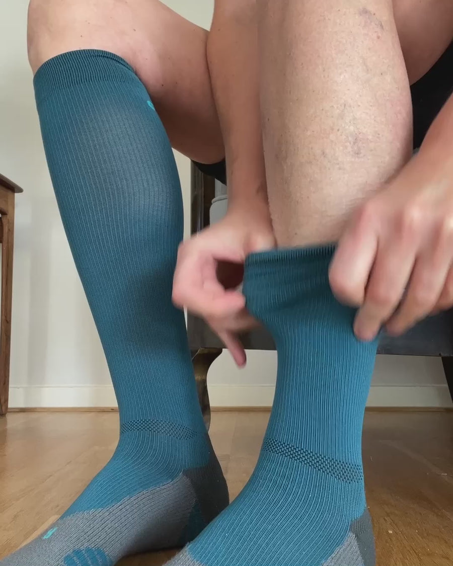 Gococo Compression tas på och sträcks ut över vaden